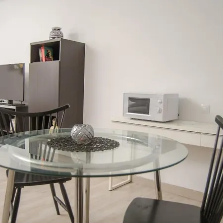 One Bedroom With Enclosed Garden And Wifi At