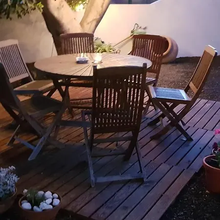 One Bedroom With Enclosed Garden And Wifi At