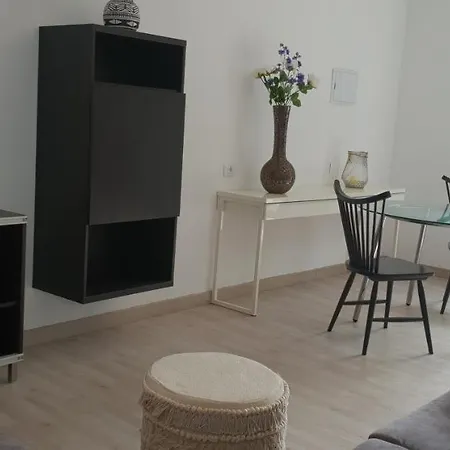 One Bedroom With Enclosed Garden And Wifi At Lägenhet
