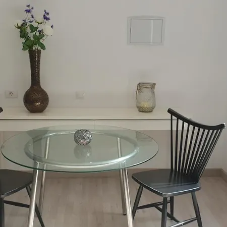 One Bedroom With Enclosed Garden And Wifi At Lägenhet *
