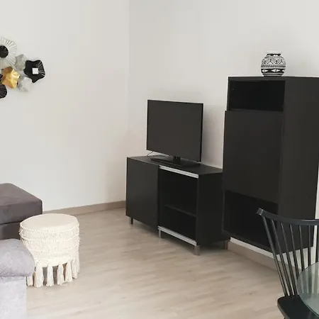 One Bedroom With Enclosed Garden And Wifi At Lägenhet
